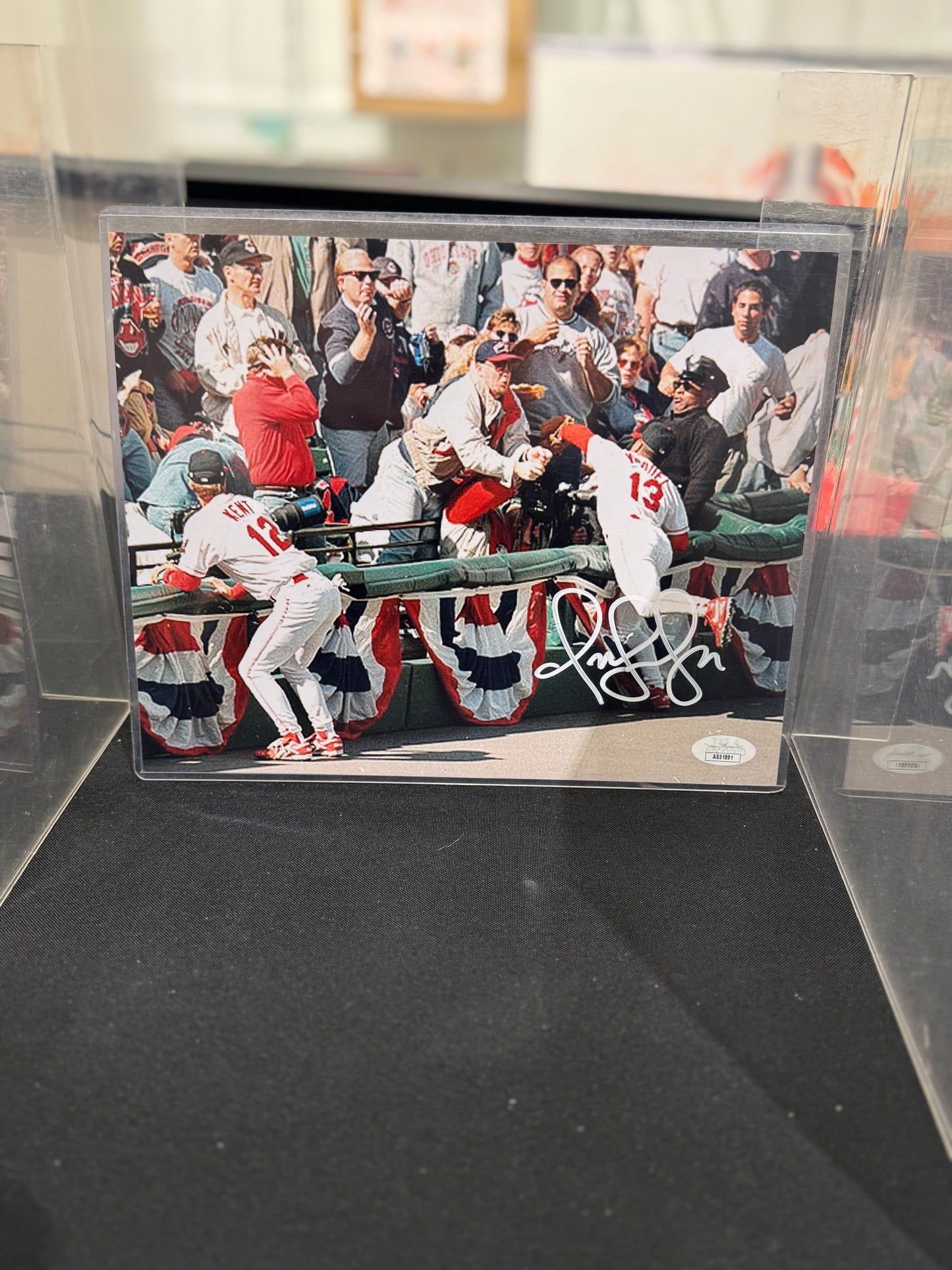Cleveland Indians Omar Vizquel Hand Signed Autographed 8x10 photo JSA COA