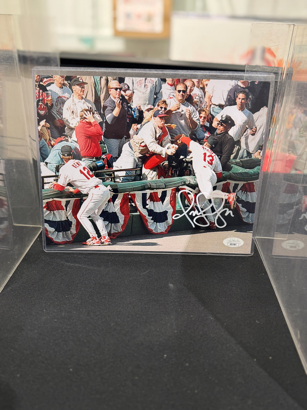 Cleveland Indians Omar Vizquel Hand Signed Autographed 8x10 photo JSA COA
