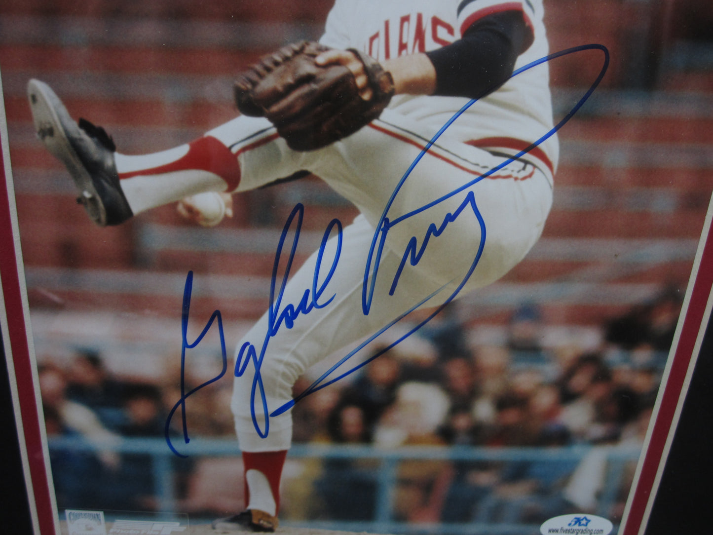 Cleveland Indians Gaylord Perry Signed 8x10 Photo Framed & Matted with COA